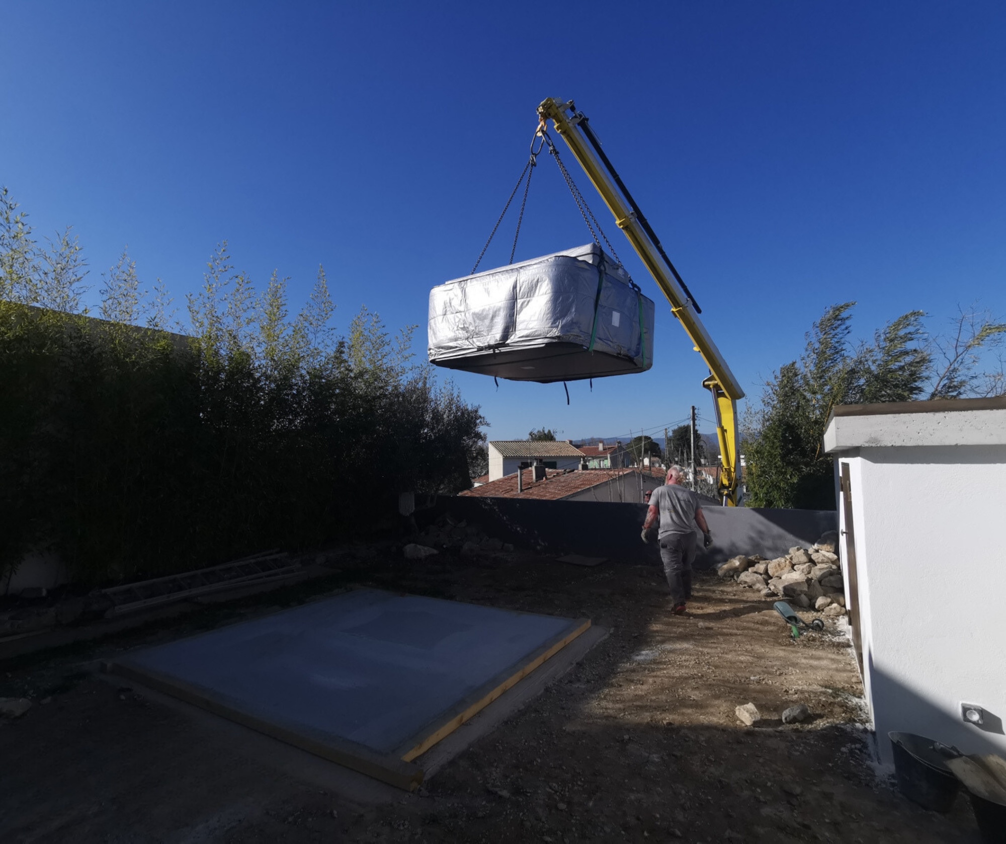 Descente de spa par trémie à travers une dalle béton